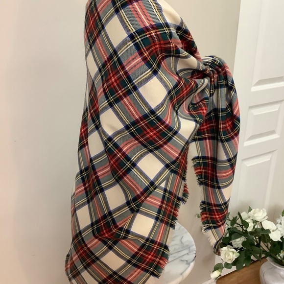 Tartan plaid wool shawl - Picture 5 of 12